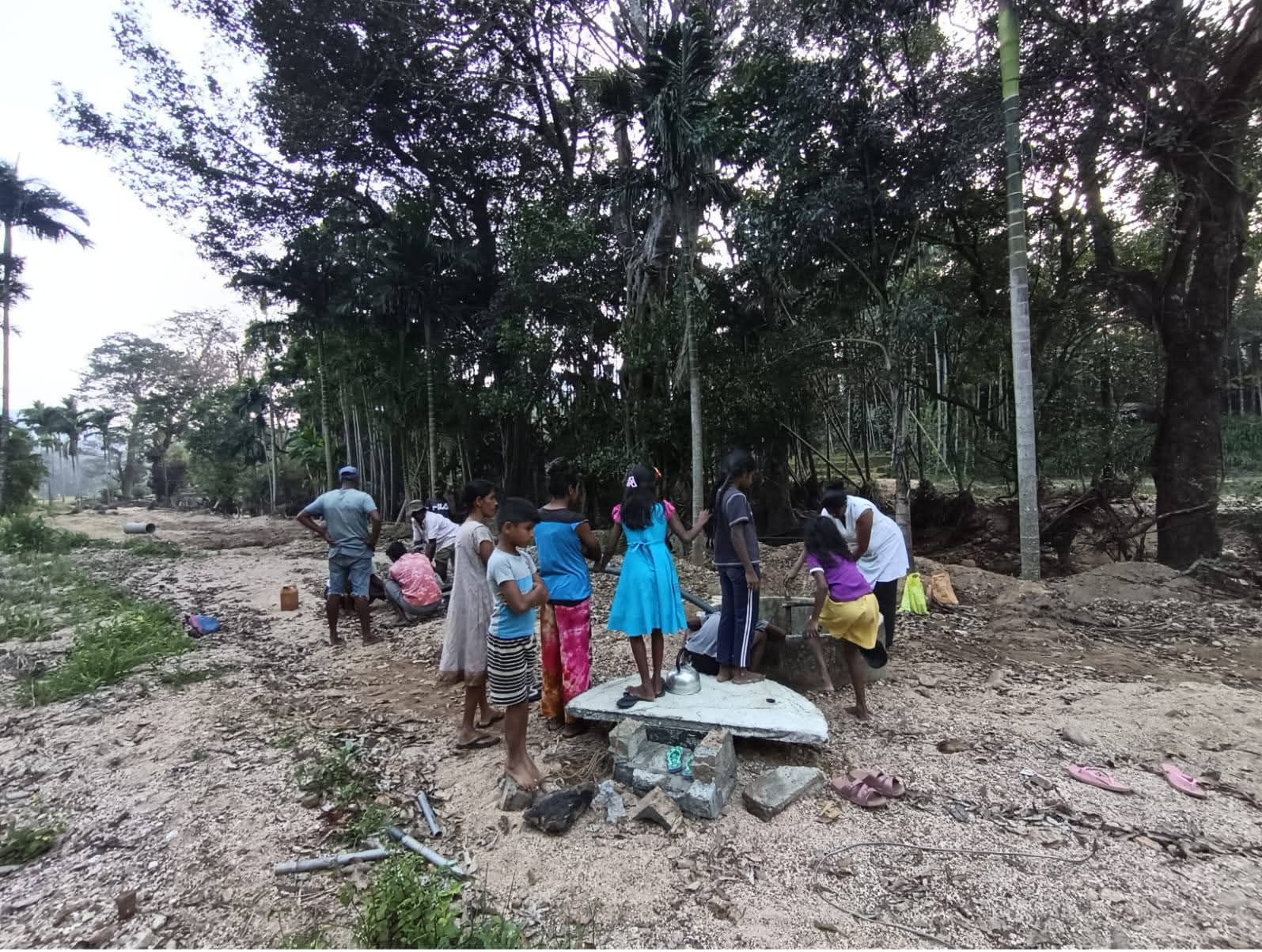 Community members involved in the Bogawatta Yaya Well restoration effort in Pallewela