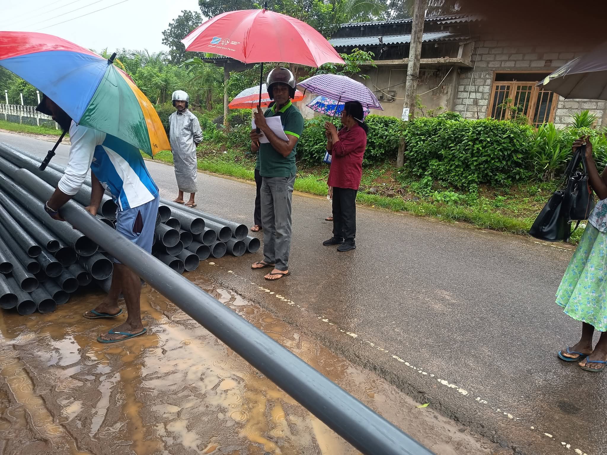 Farming families in Dumbara Gama and Gedara Kumburu Yaya participating in the bamboo distribution and land restoration programme